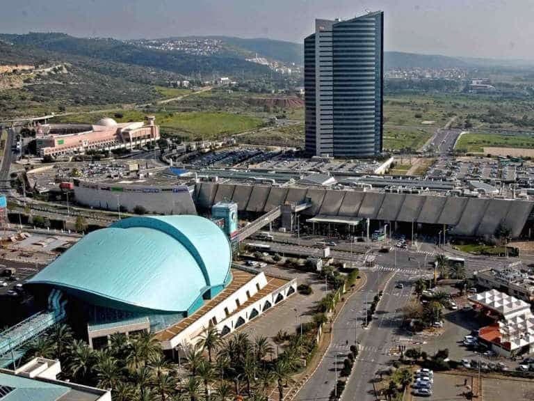 מבט אווירי על מרכז הקונגרסים הבינלאומי בחיפה והמגדל הסמוך לו