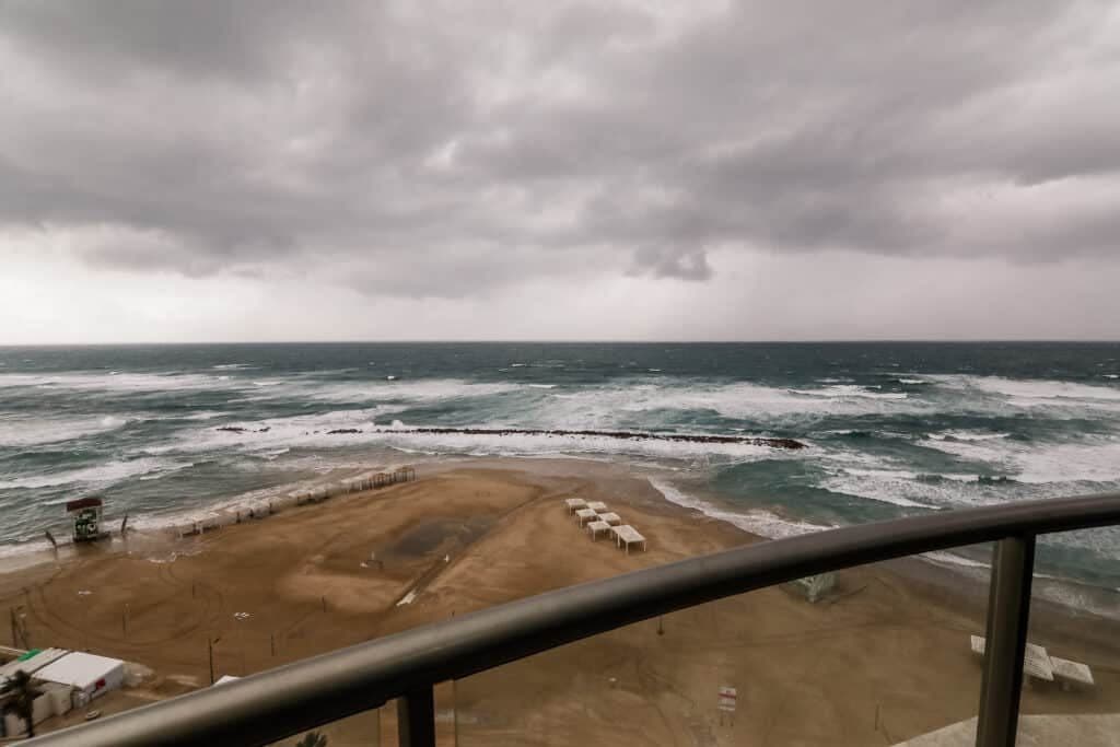 נוף הים הפתוח ממרפסת דירה במגדל הים בחיפה